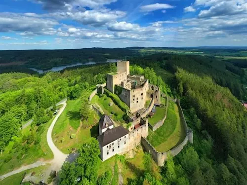 Chcete poznat, jak a kde se žilo ve středověku? Poznejte naše strážní hrady!