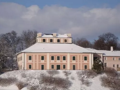 Díky Babicce Boženy Nemcové je zámek znám predevším jako letní sídlo vévodkyne Kateriny Vilemíny Zahánské