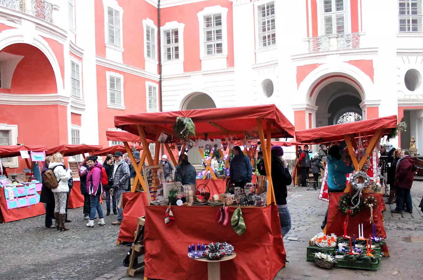 Adventní trhy v broumovském kláštere.
