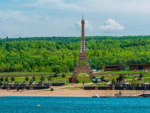 Eiffelova věž u jezera Most