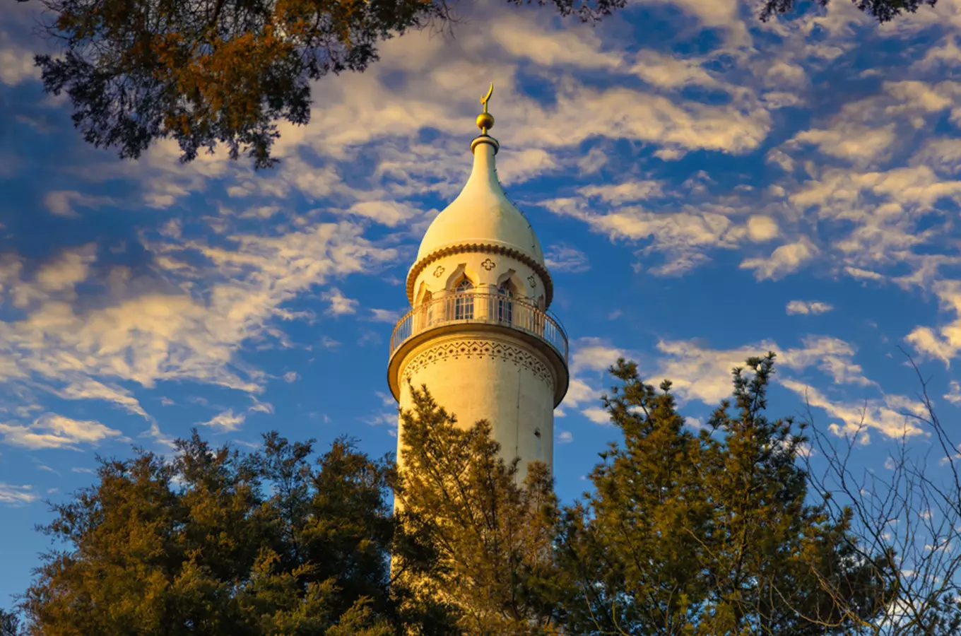 #světovéČesko a Minaret v lednickém zámeckém parku: stavba na truc nebo z lásky?