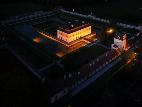 Večerní prohlídka interiérů s květinovou výzdobou a koncertem tria z opery Jihočeského divadla