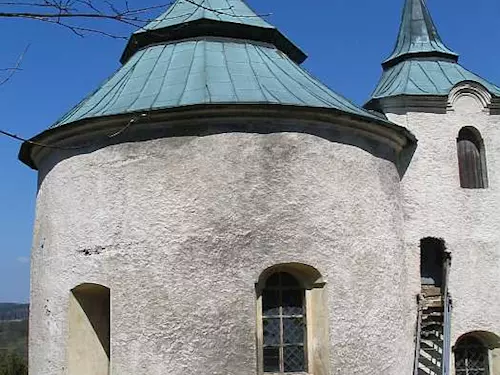 Kostel sv. Jana Křtitele ve Zborovech – bývalá románská rotunda 
