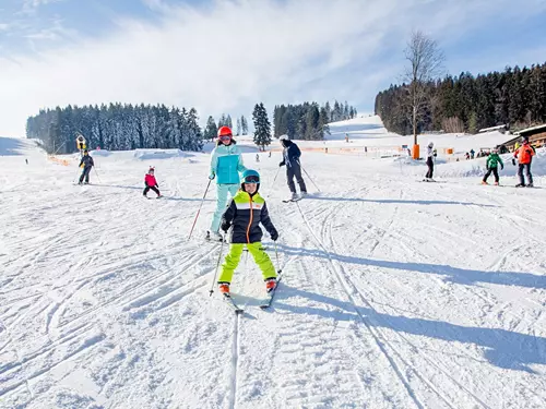 Skiareál Lipno o víkendu nabídne parádní lyžování, amatérské závody s ČT Sport, nebo nový zákusek!