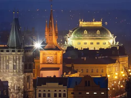 Kolik základních kamenů má Národní divadlo a odkud do Prahy přicestovaly?