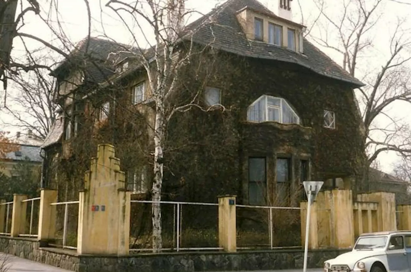Suchardova ateliérová vila v Praze Bubenči