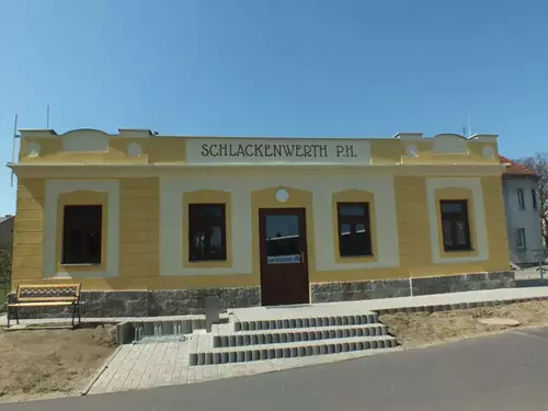 Bývalá železniční stanice Schlackenwerth v Ostrově – dnes odpočívárna a minimuzeum