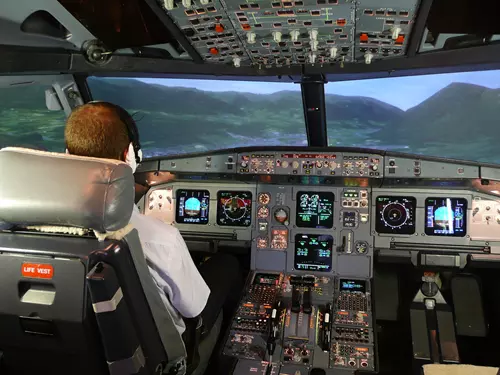 Kokpit simulátoru A320 Praha Ruzyně