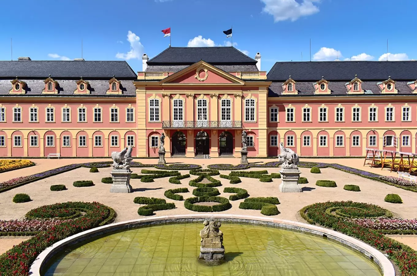 Výstava panenek na zámku Dobříš