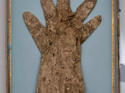 Rukavice Karla IV., Praha, kolem poloviny 14. století, rukavice pro pravou ruku, rukavickárská usen – kozina a skopovice, lnené nite, Neustadt an der Waldnaab