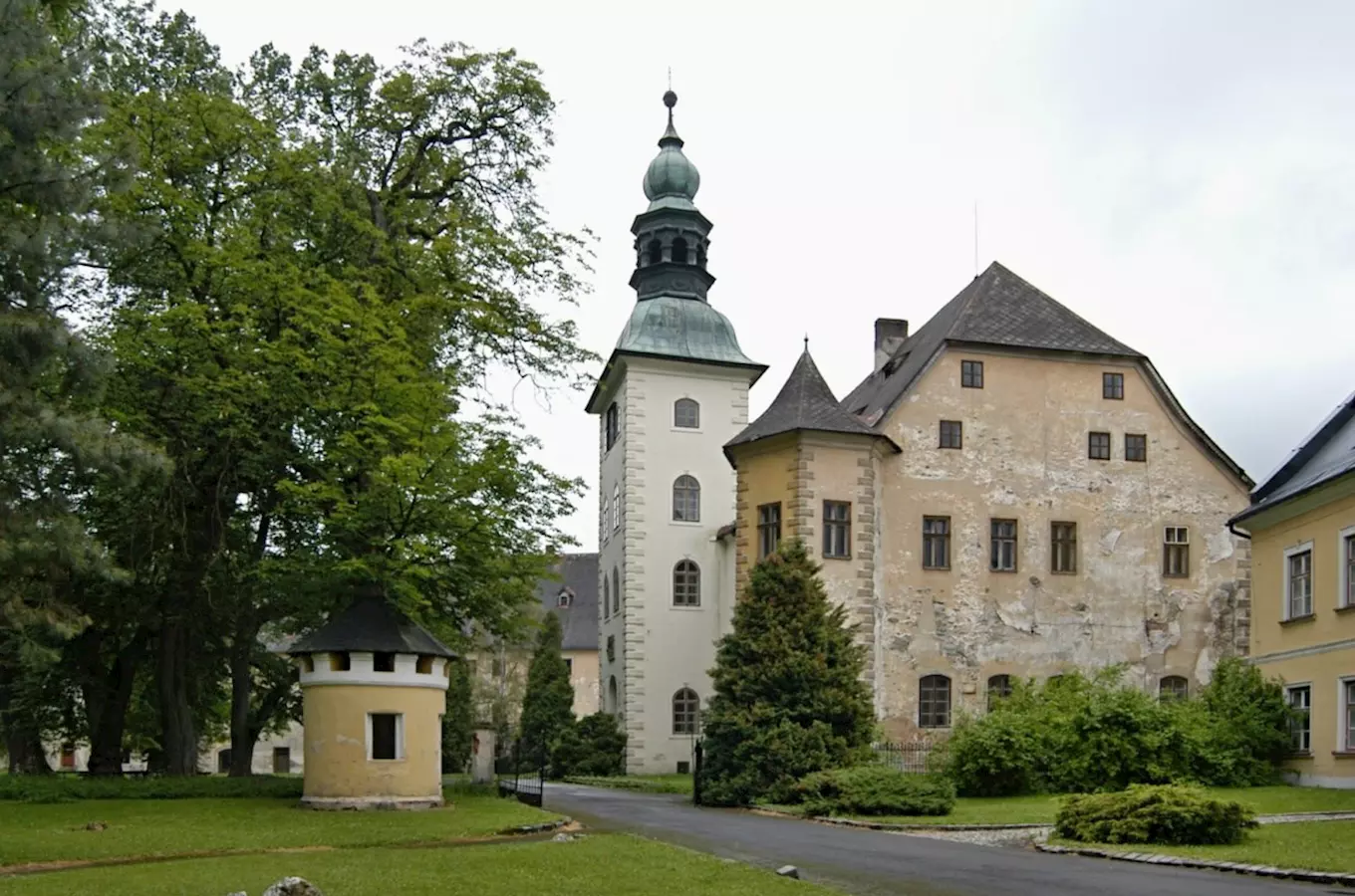Dnes slavnostně otevírá zámek Janovice u Rýmařova