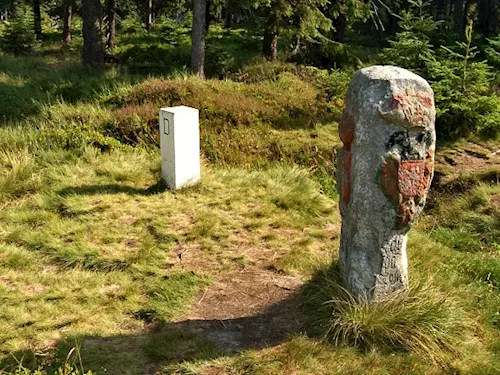 Kámen tří panství – historický hraniční kámen v Krušných horách 