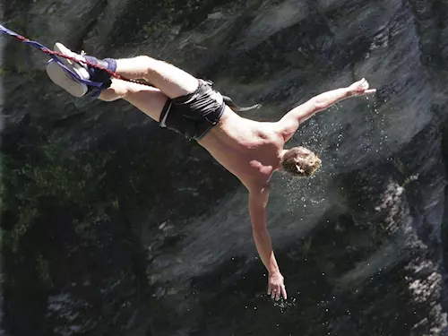 Bungee jumping přes řeku Hačka – nejvyšší bungee jumping v České republice