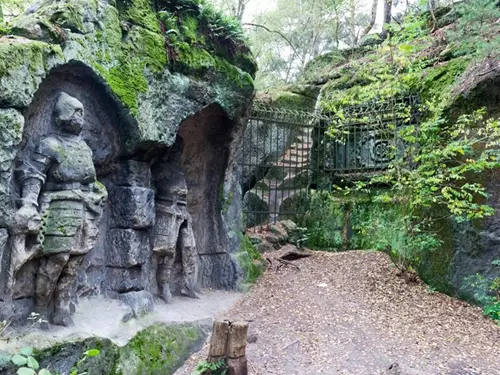 Kde najít úžasné skalní reliéfy v Česku? Sochy ve skalách, galerie v lese a umění v přírodě