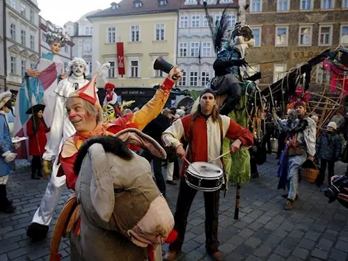 Carnevale Praha - šašek na oslu