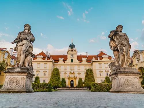 Divadelní představení Fichtl na dvoře zámku Valtice 