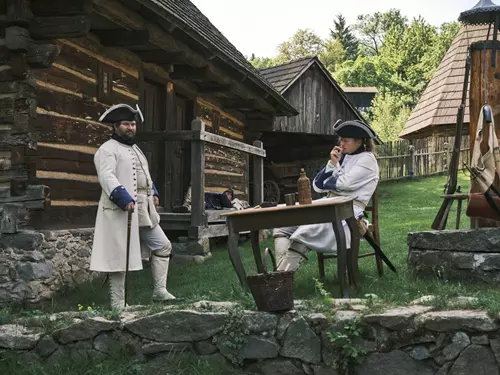 Vojáci na vsi ve skanzenu Vysoký Chlumec