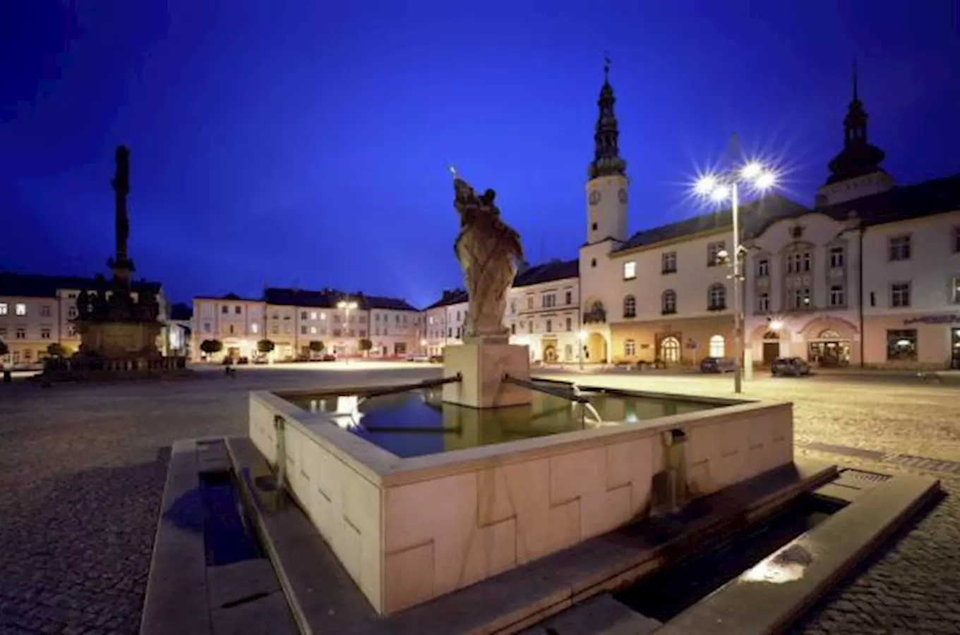 Náměstí v Moravské Třebové s morovým sloupem a renesanční radnicí