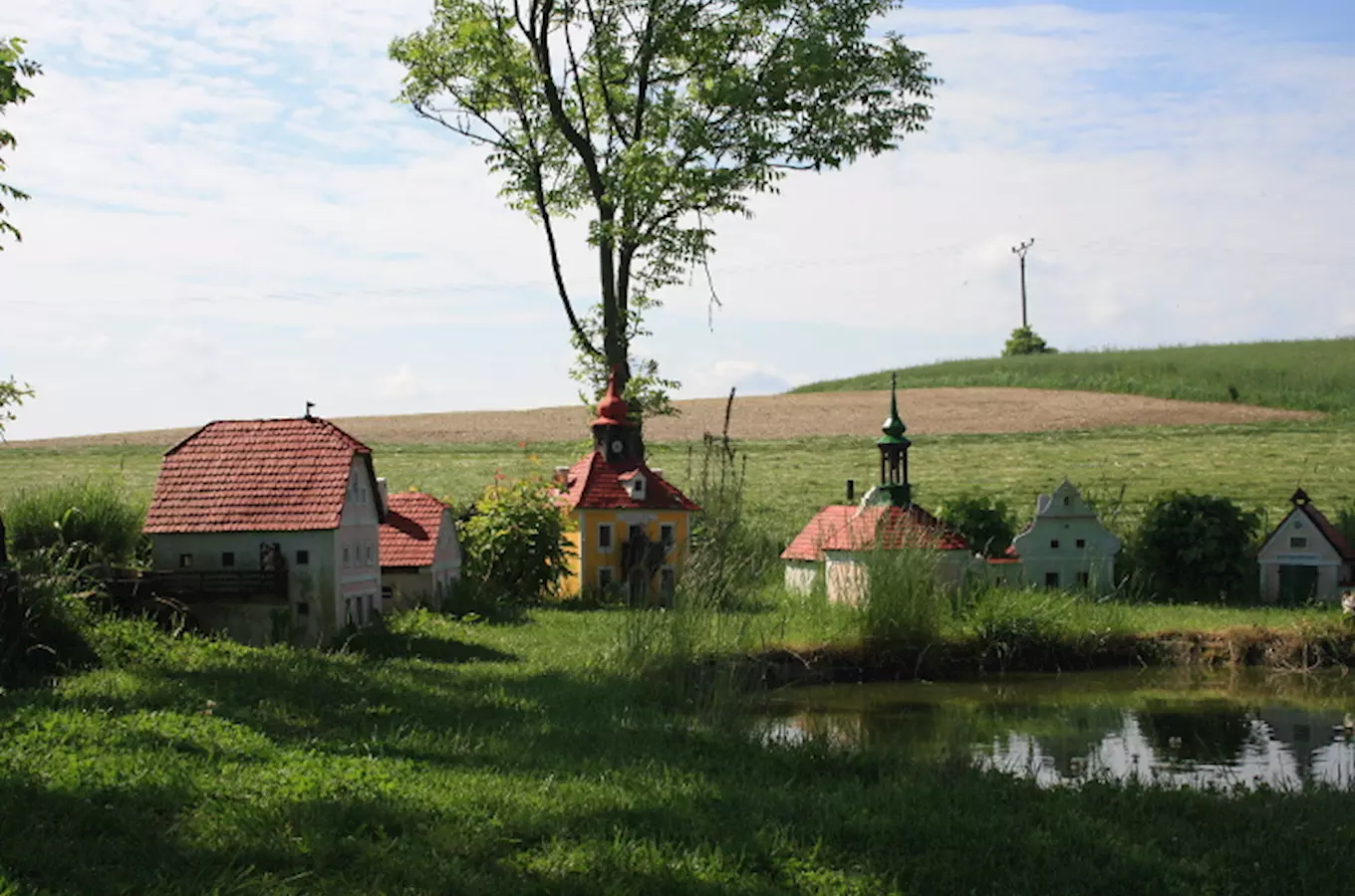 Výpravy na místa, kde se budete cítit jako ve světě trpaslíků i obrů