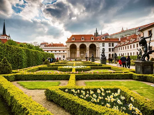 Jaká cesta vedla k výstavbě monumentálního paláce?