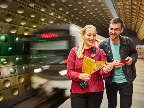 Turisté v metru.