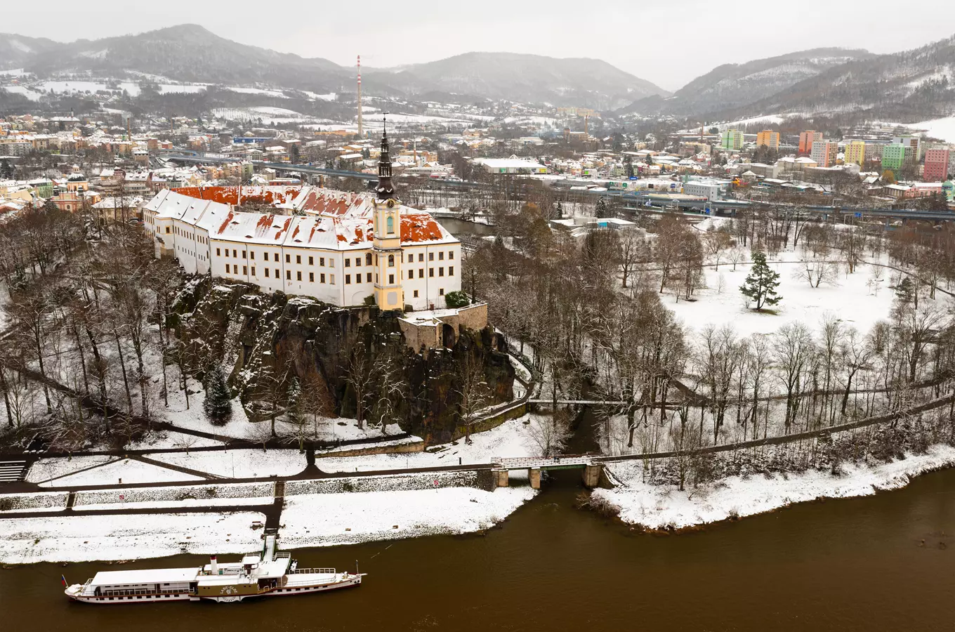 Zámek Děčín – zámek s monumentální barokní konírnou