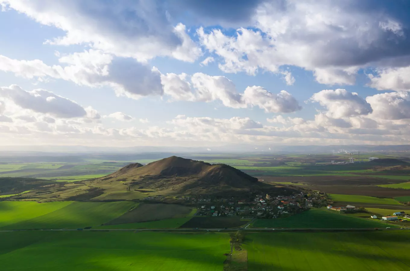 Vrch Oblík v Českém Středohoří 