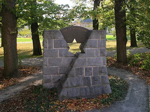 Památník Oskara Schindlera ve svitavském parku