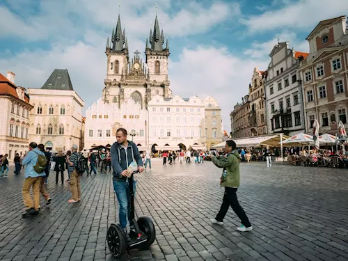 Jezdcům na vozítku segway se Praha uzavírá