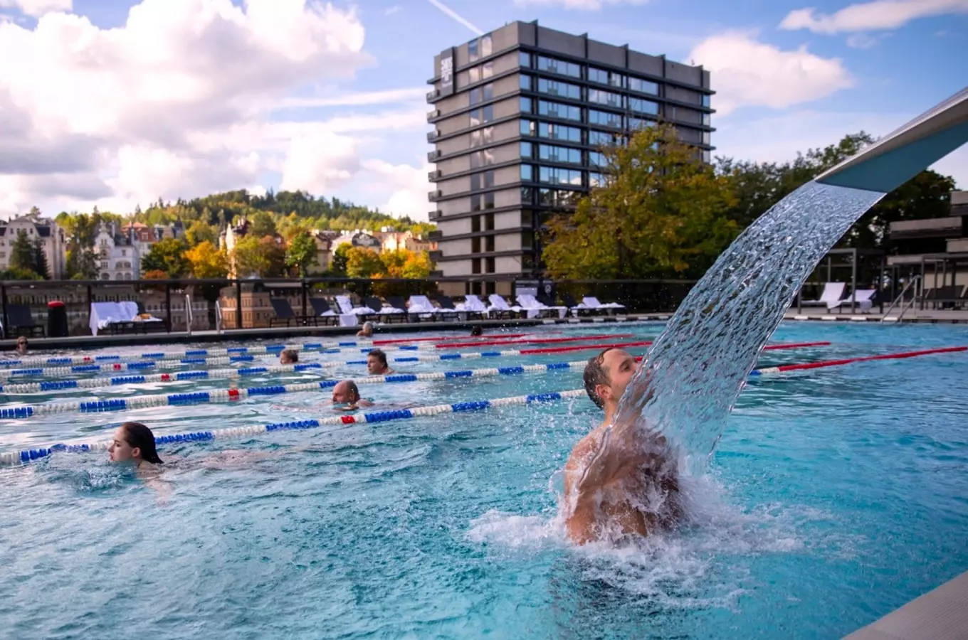 Bazénový a saunový resort Saunia na střeše hotelu Thermal