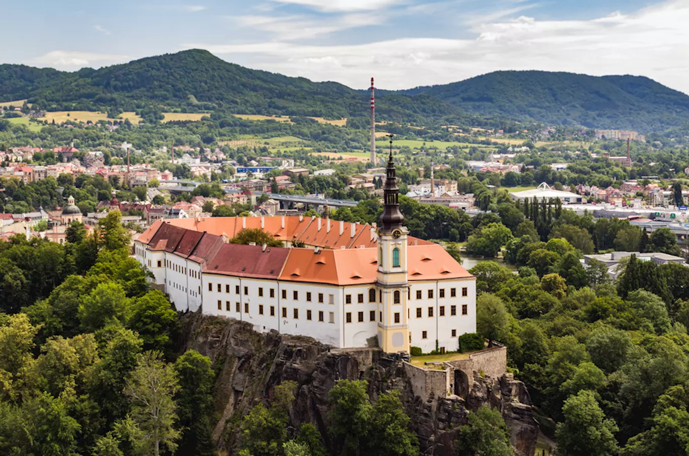 Zámek Děčín – zámek s monumentální barokní konírnou