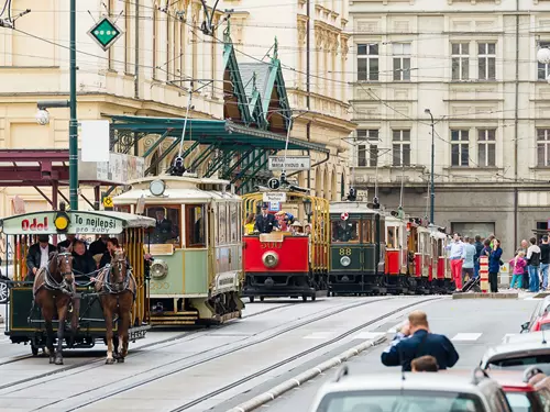 Slavnostní průvod tramvají v Praze 2025 – 150. výročí MHD