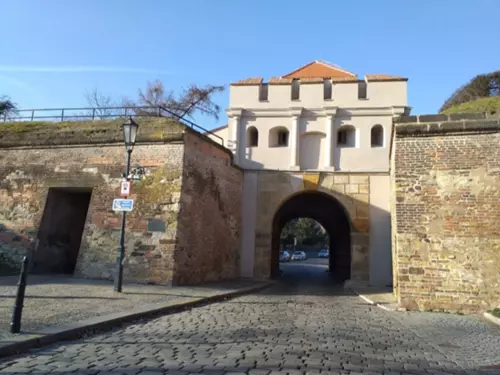 Vstup do Vyšehradské pevnosti je možný z několik míst. Ten hlavní od metra je Táborskou branou.