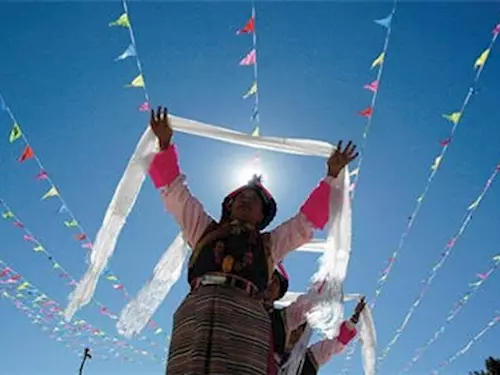 Kelsang Lhamo a Yeshi - debata o Tibetu v cajovne Dharmasala