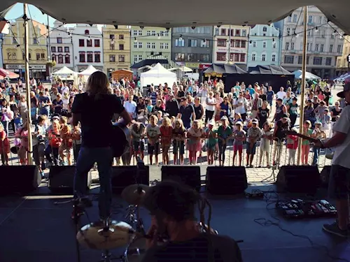 Festival Živá ulice mění centrum Plzně v místo plné hudby, divadla i dobrého jídla