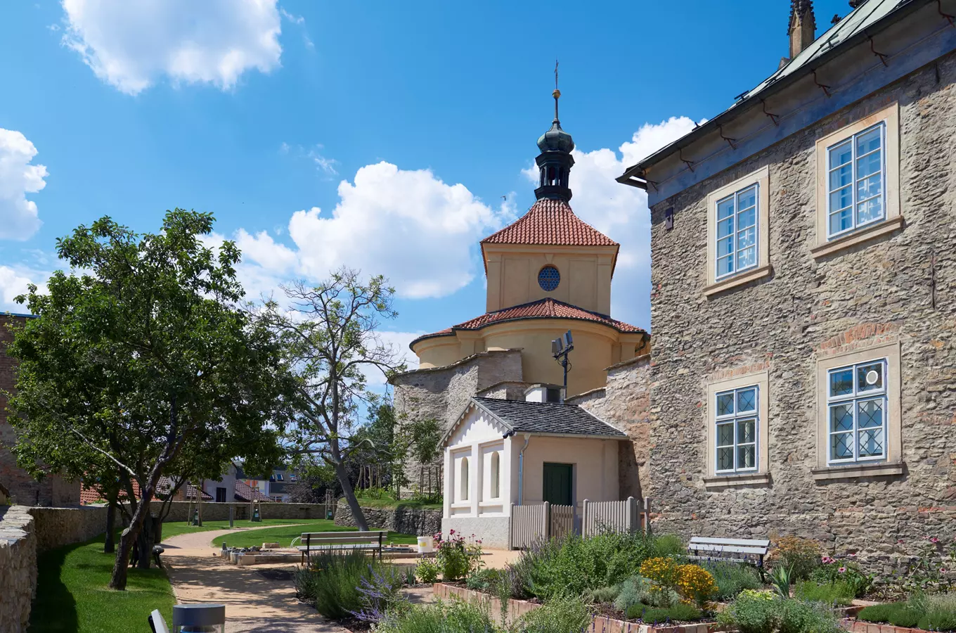 V Kolíně se otevřel opravený areál kostela sv. Bartoloměje - nabídne kostnici, muzeum i lapidárium