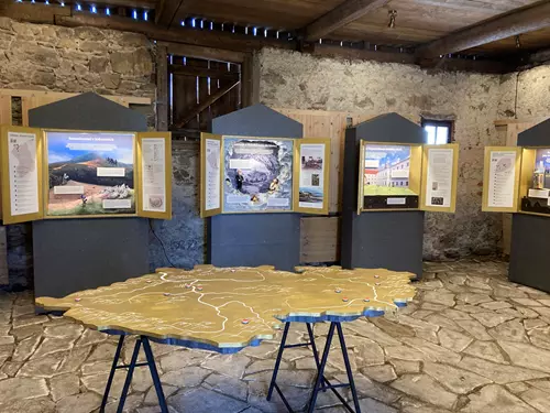 Výstava ve Cesty české vědy ve stodole Domu přírody