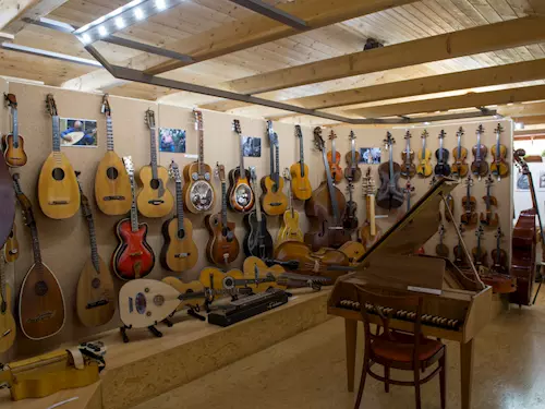 Expozice hudebních nástrojů v Ostružné