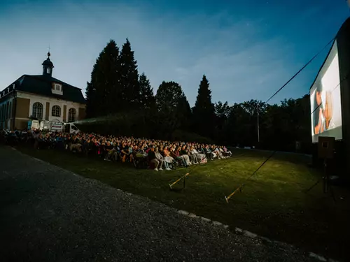 Plzeňské filmové večery 2025 přinesou letní kino do galerie, stodoly, kaváren i pivovarů