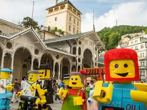 Karnevalový rej zaplní o víkendu Karlovy Vary