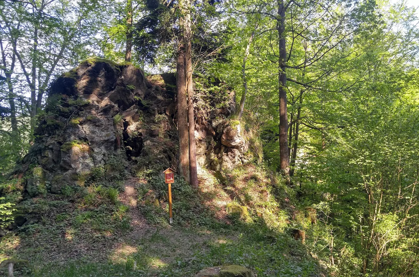 Zřícenina hradu Nístějka u Vysokého nad Jizerou