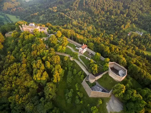 Poznejte Hukvaldy: hrad, který založily víly a kde si pohladíte lišku Bystroušku