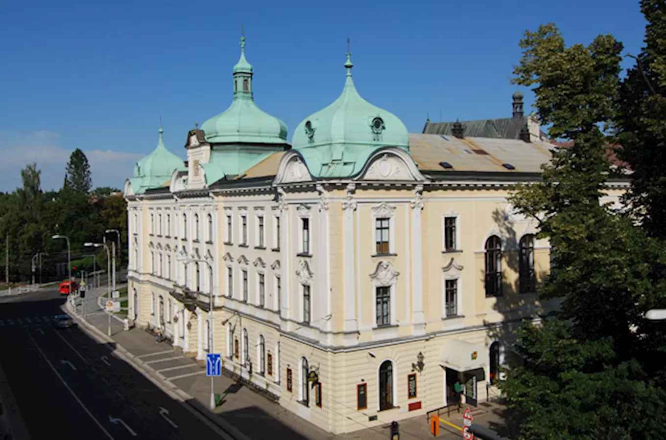 Historická budova Adalbertinum v Hradci Králové 
