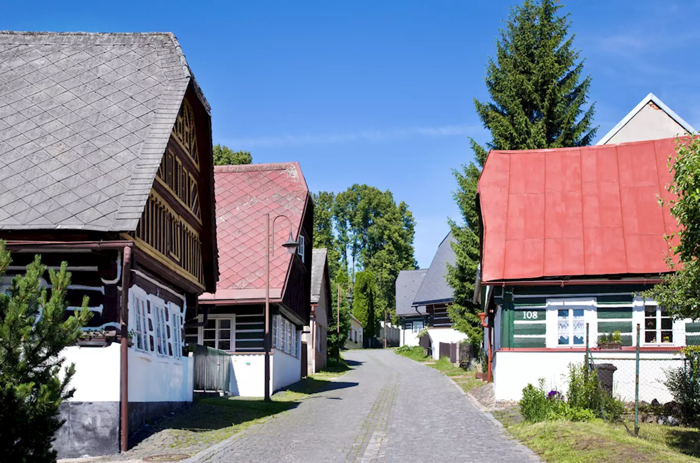 Zvědavá ulička v Jilemnici – lidová architektura Krkonoš