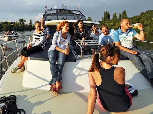 Tip pro romantiky: netradicní plavby nejen po Vltave
