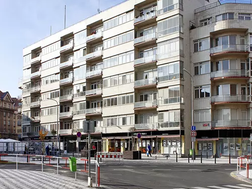 Skleněný palác v Praze – funkcionalistický obytný dům Zemské banky