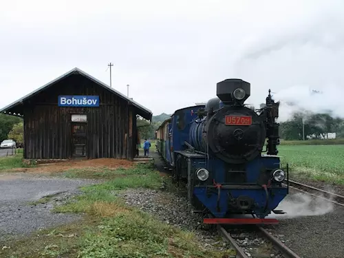 Parní vlak trpelive vyckává na turisty vracející se zpet z Bohušova do Tremešné