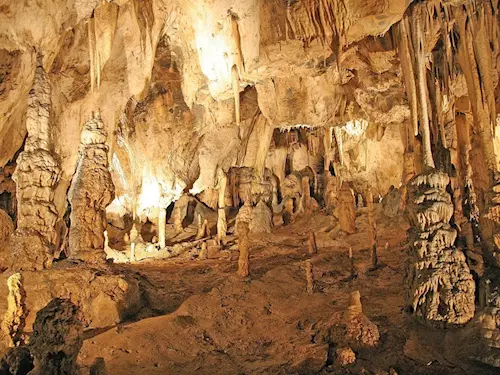 Festival Cave Beat putuje do Zbrašovských aragonitových jeskyní v Teplicích nad Bečvou