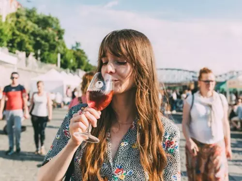Festival Růžový máj přinese na Rašínovo nábřeží šest tisíc lahví růžového vína