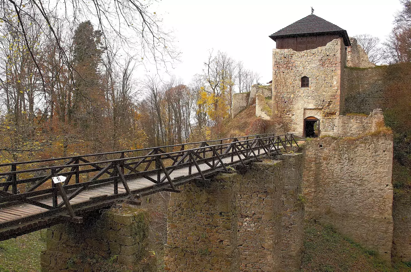 Výlet na nečekaně rozsáhlý hrad: do Hostýnských vrchů na Lukov